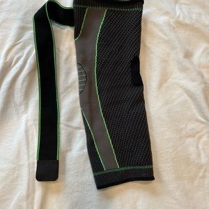 Knee support wrap. Black and green. Soft and comfortable